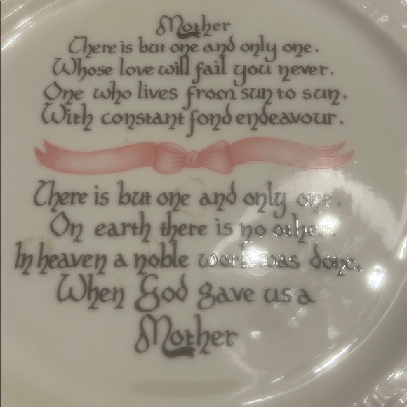 Belleek Shamrock Mother's Day Plate - Picture 2 of 4